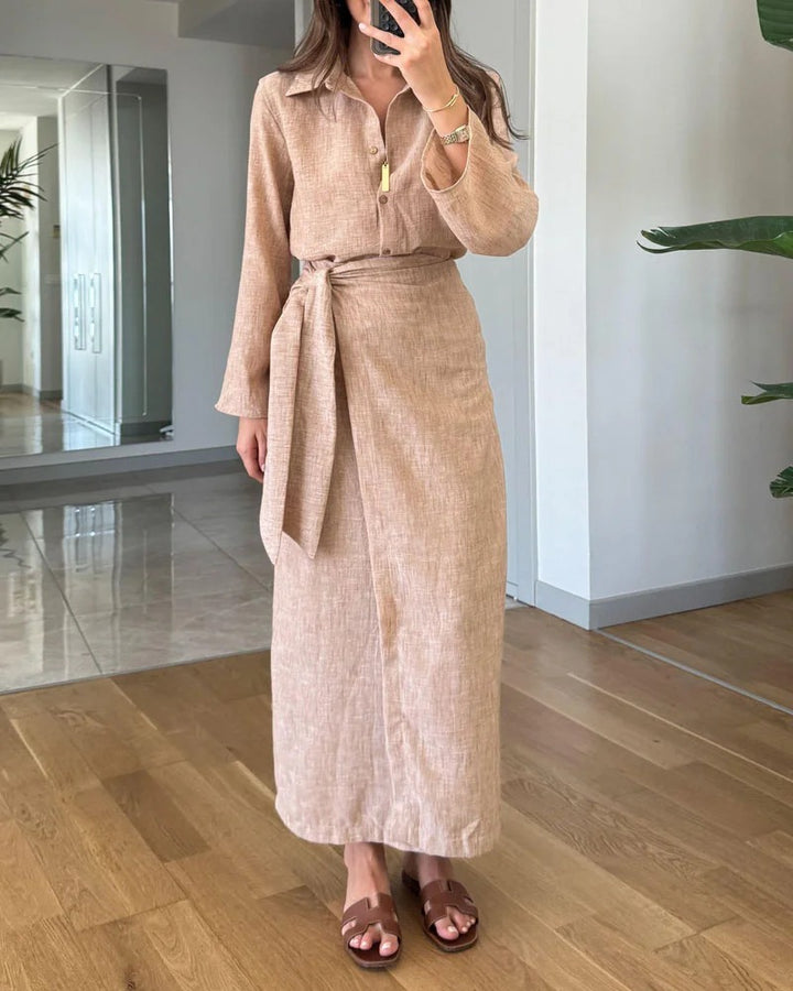 Ensemble chemise à revers et jupe à lacets