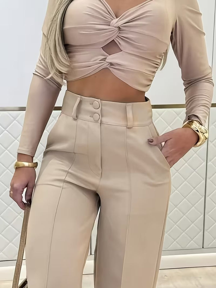Ensemble élégant composé d’un crop top et d’un pantalon large