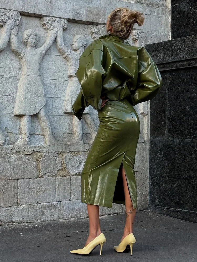Ensemble veste et jupe midi en similicuir vert olive