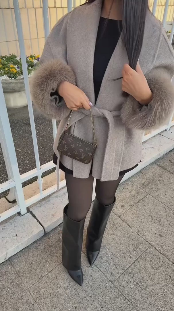 Manteau élégant en laine avec détails en fourrure