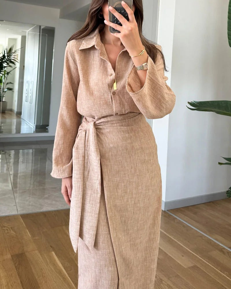 Ensemble chemise à revers et jupe à lacets