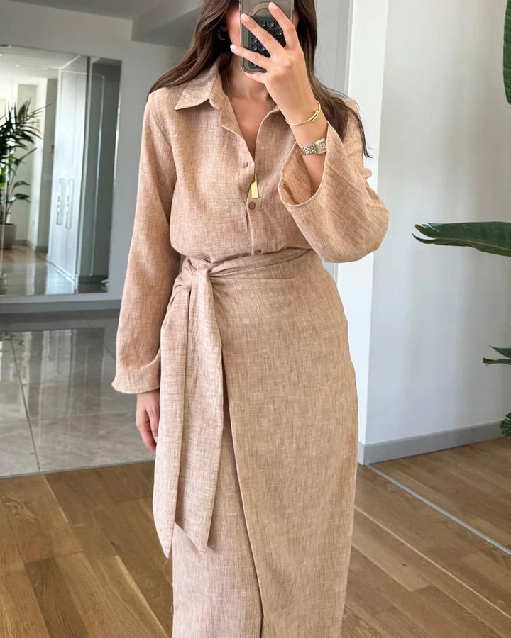 Ensemble chemise à revers et jupe à lacets