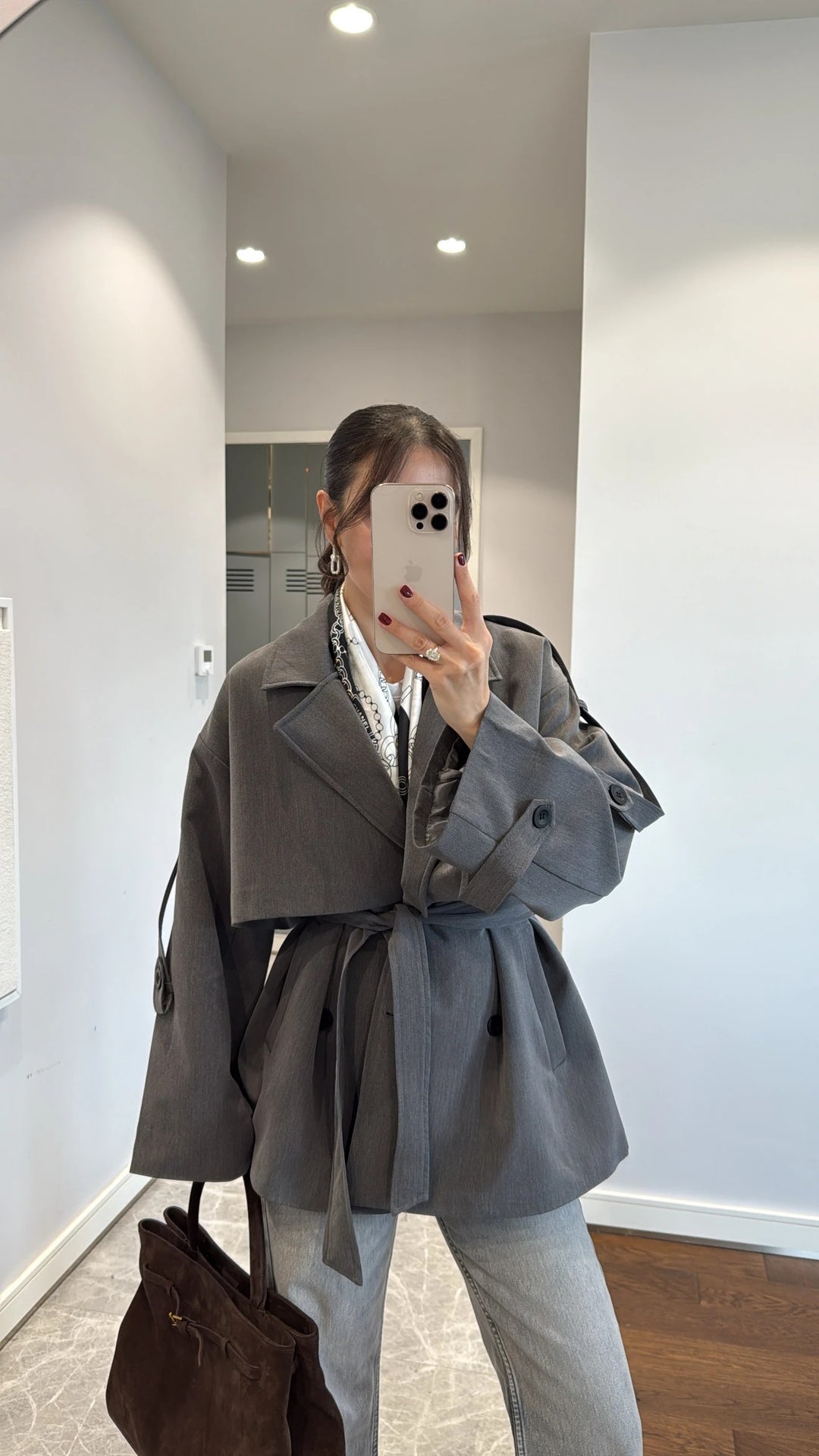 Trench-coat à épaules larges