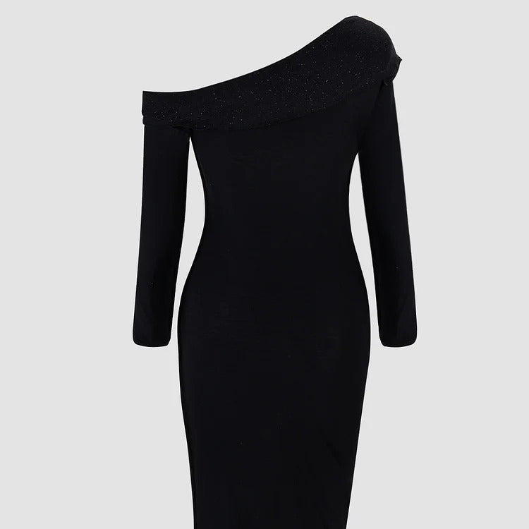 Robe à sequins torsadés et épaules dénudées