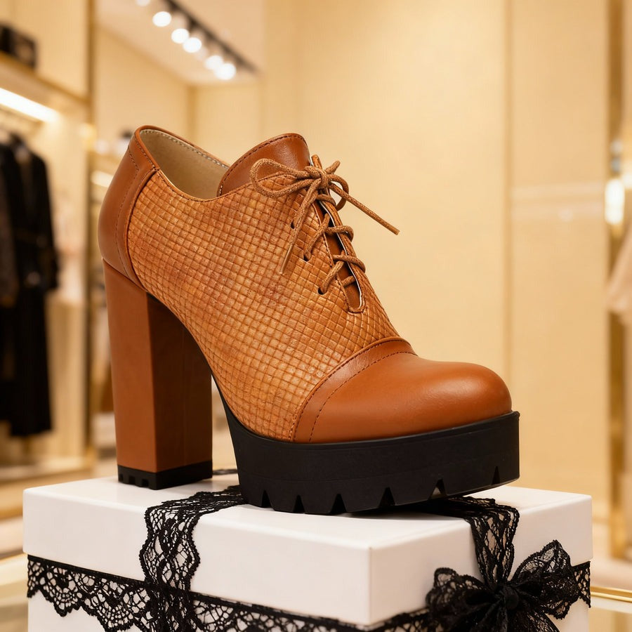 Bottines à lacets et talons carrés