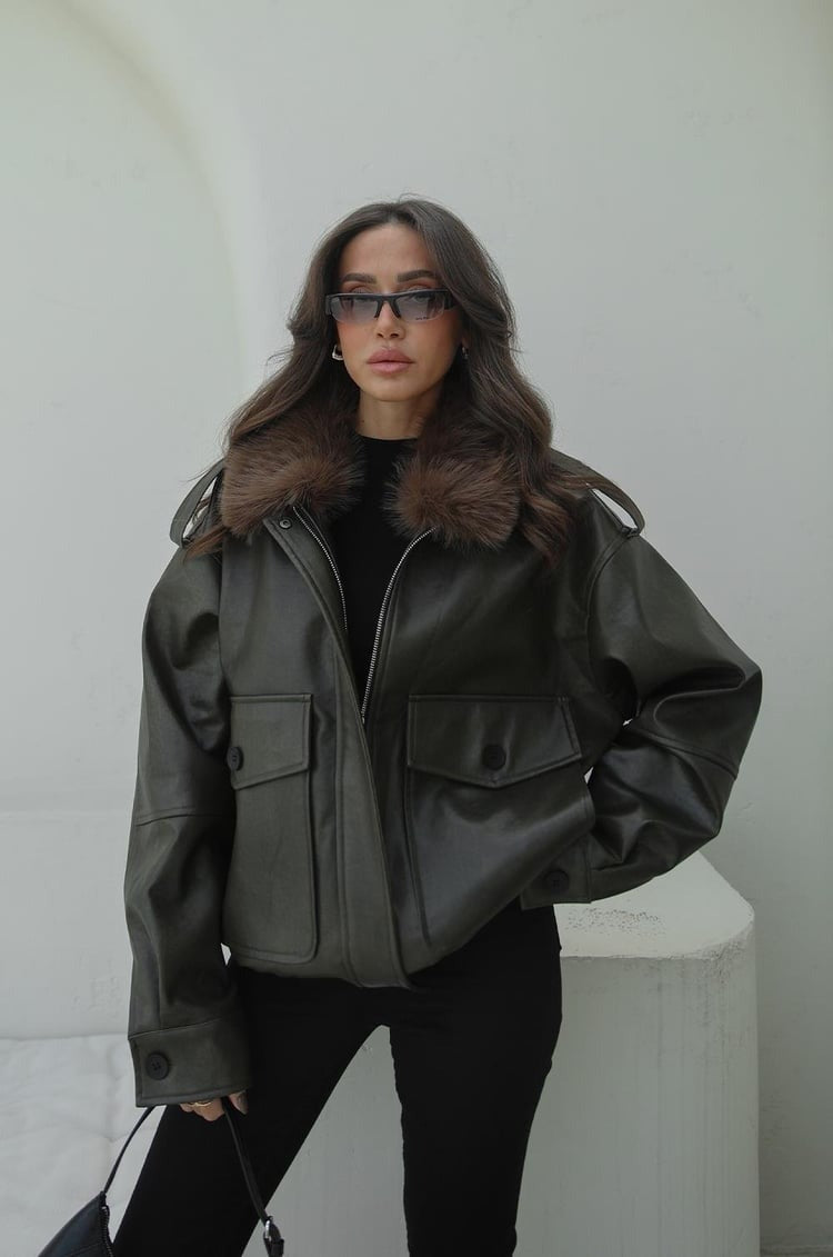 Veste en cuir kaki ornée de fourrure