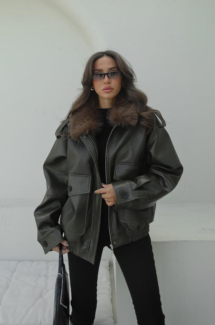 Veste en cuir kaki ornée de fourrure