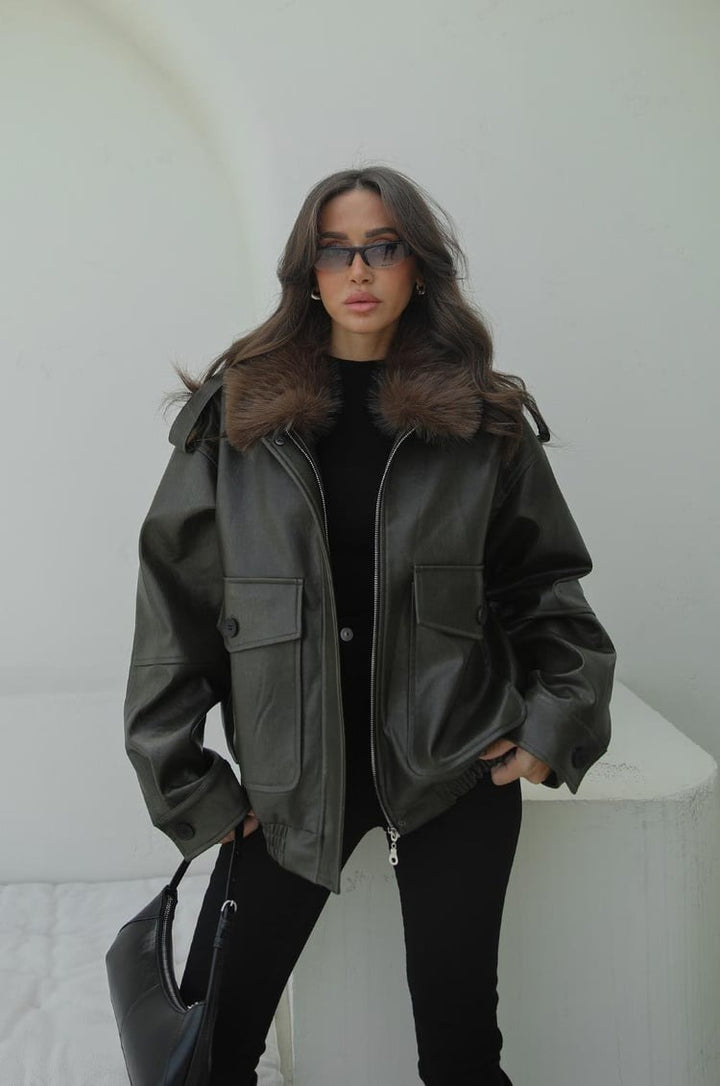 Veste en cuir kaki ornée de fourrure