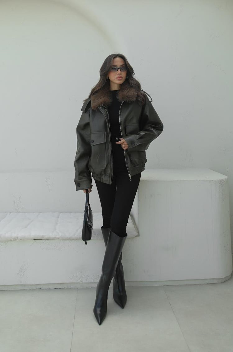 Veste en cuir kaki ornée de fourrure