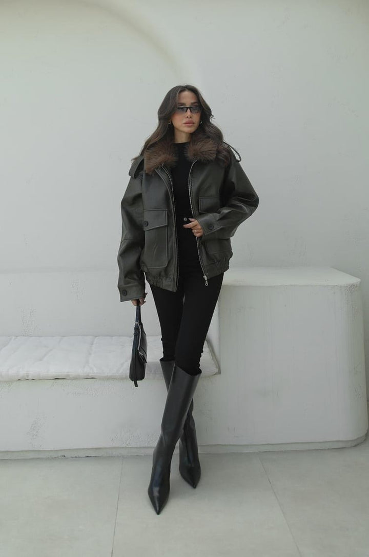 Veste en cuir kaki ornée de fourrure