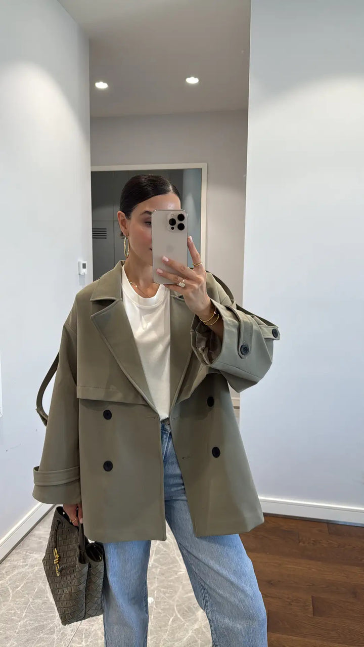 Trench-coat à épaules larges