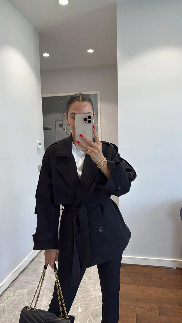 Trench-coat à épaules larges
