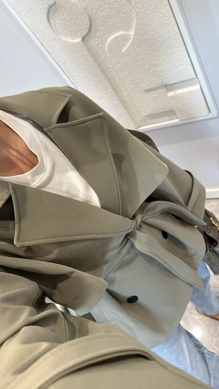 Trench-coat à épaules larges