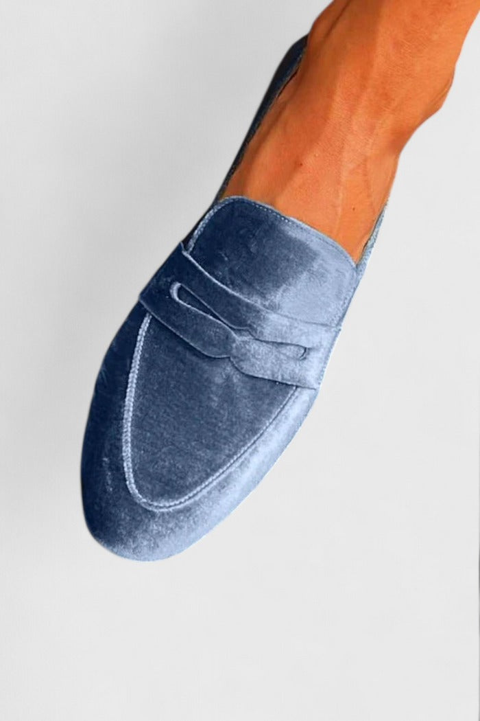 Mocassins en velours bleu et bout rond