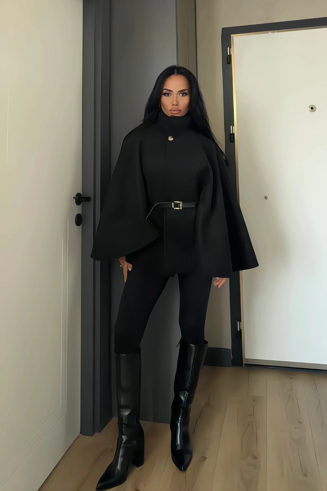 Poncho en laine de mérinos orné d'une ceinture