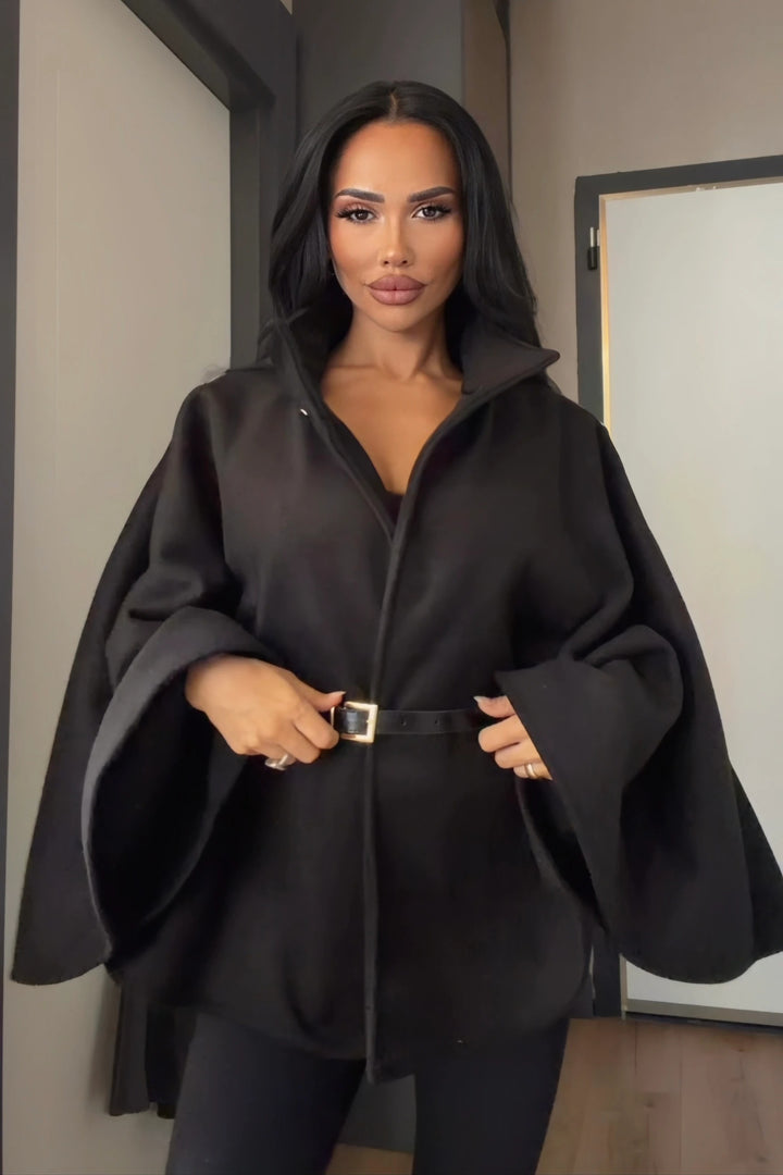 Poncho en laine de mérinos orné d'une ceinture