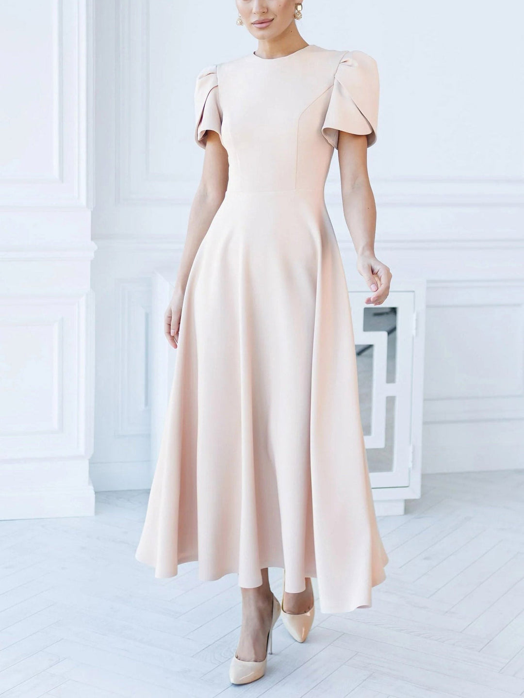 Robe élégante à col haut et manches bourgeons