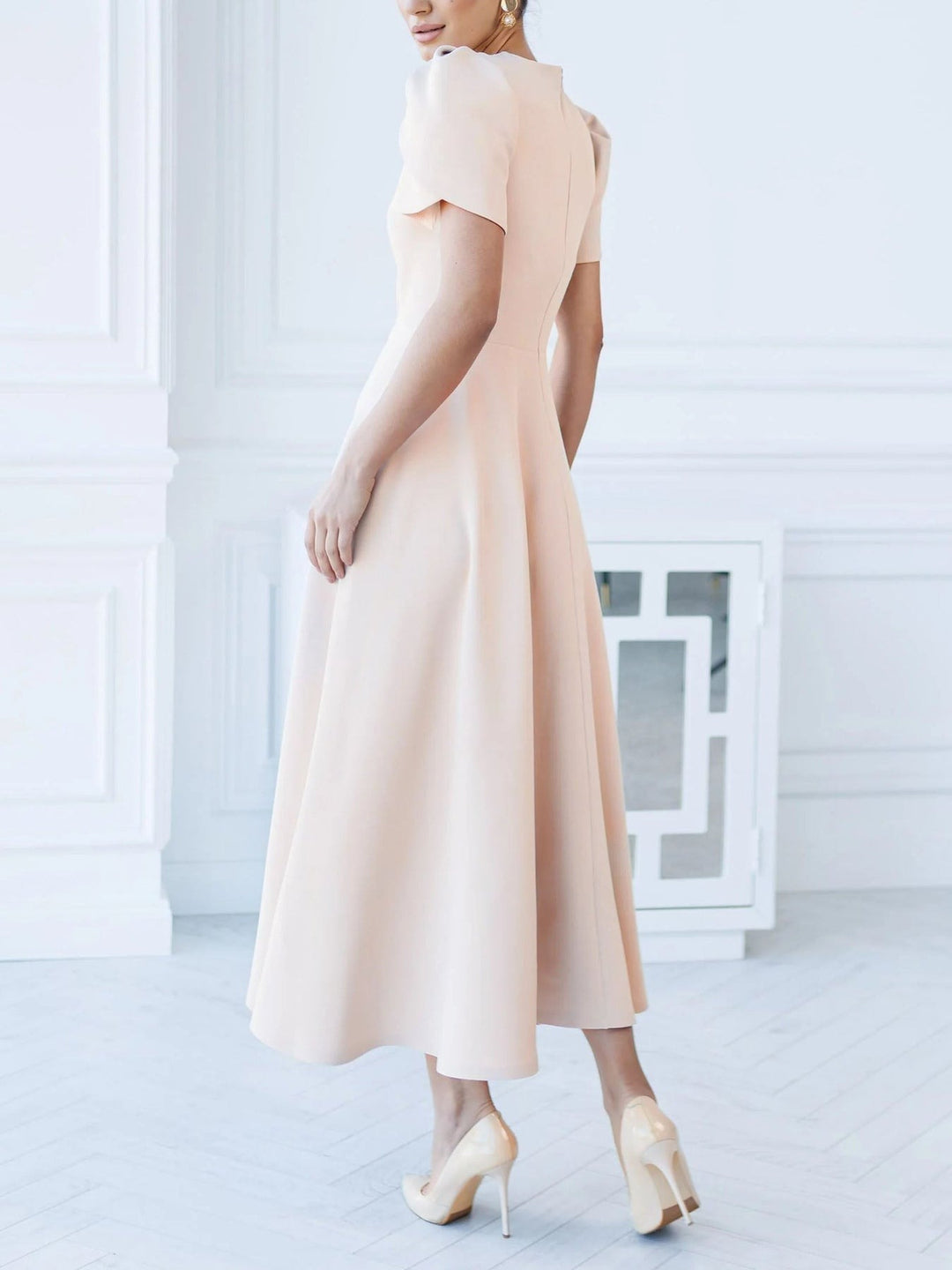 Robe élégante à col haut et manches bourgeons