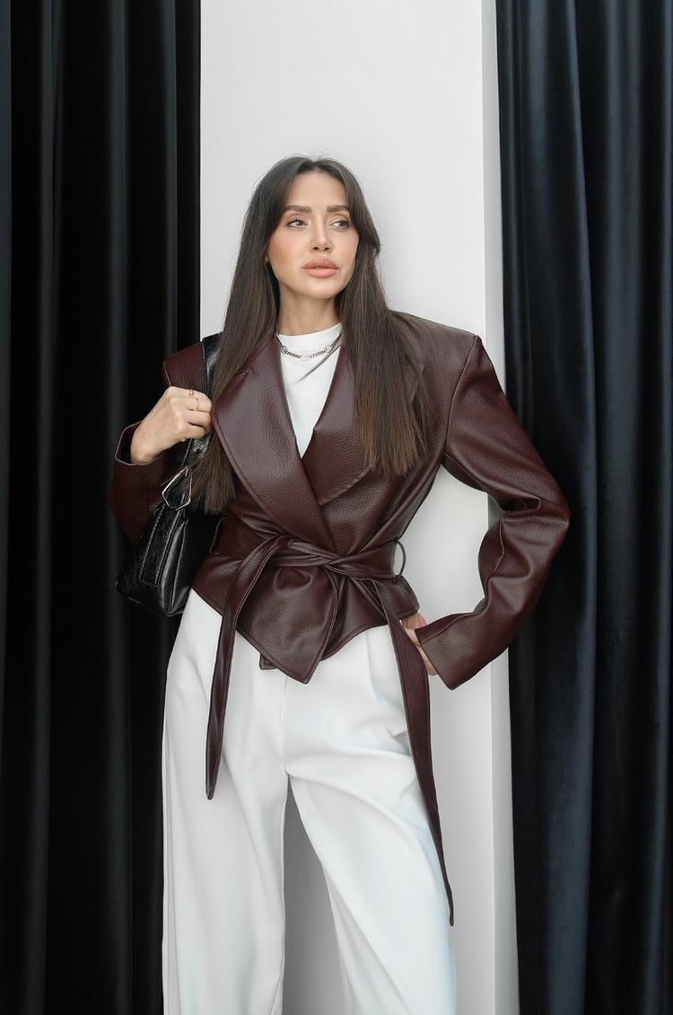 veste en cuir matelassée bordeaux à taille nouée