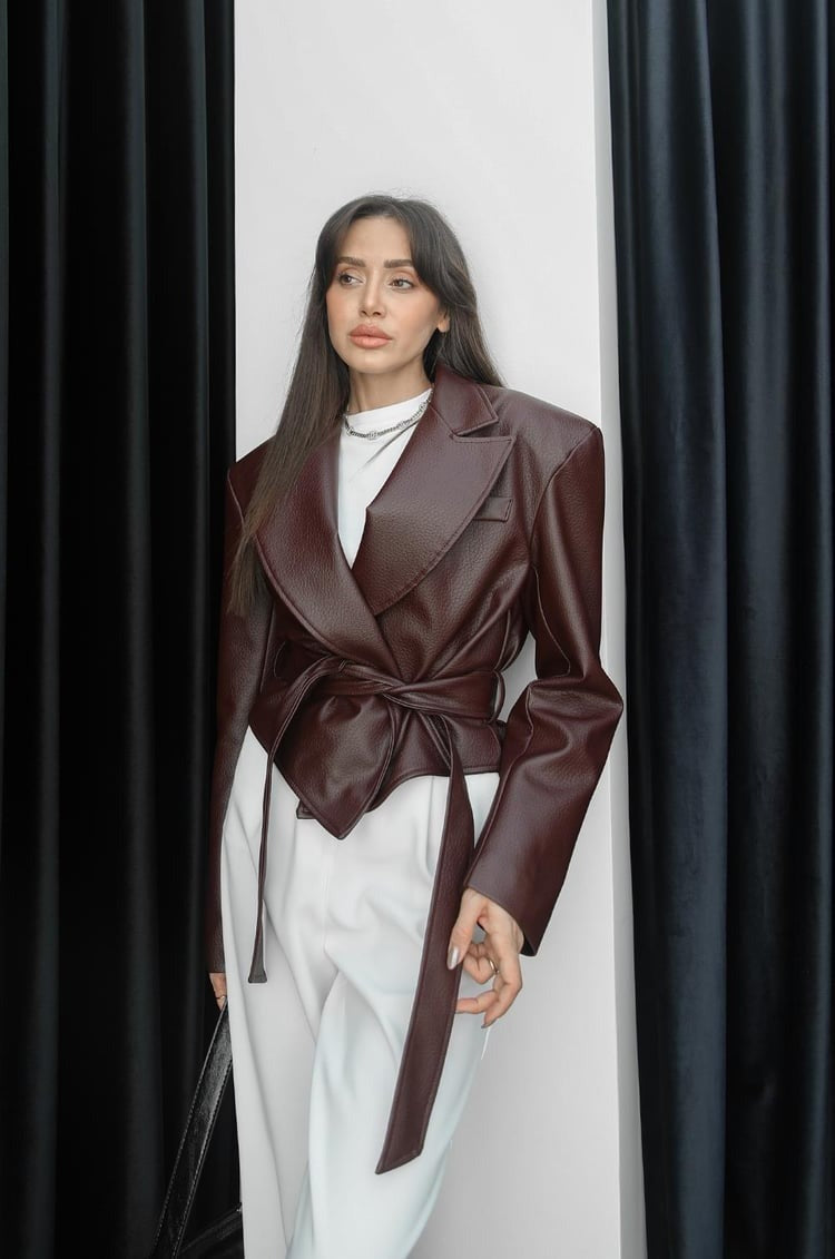 veste en cuir matelassée bordeaux à taille nouée