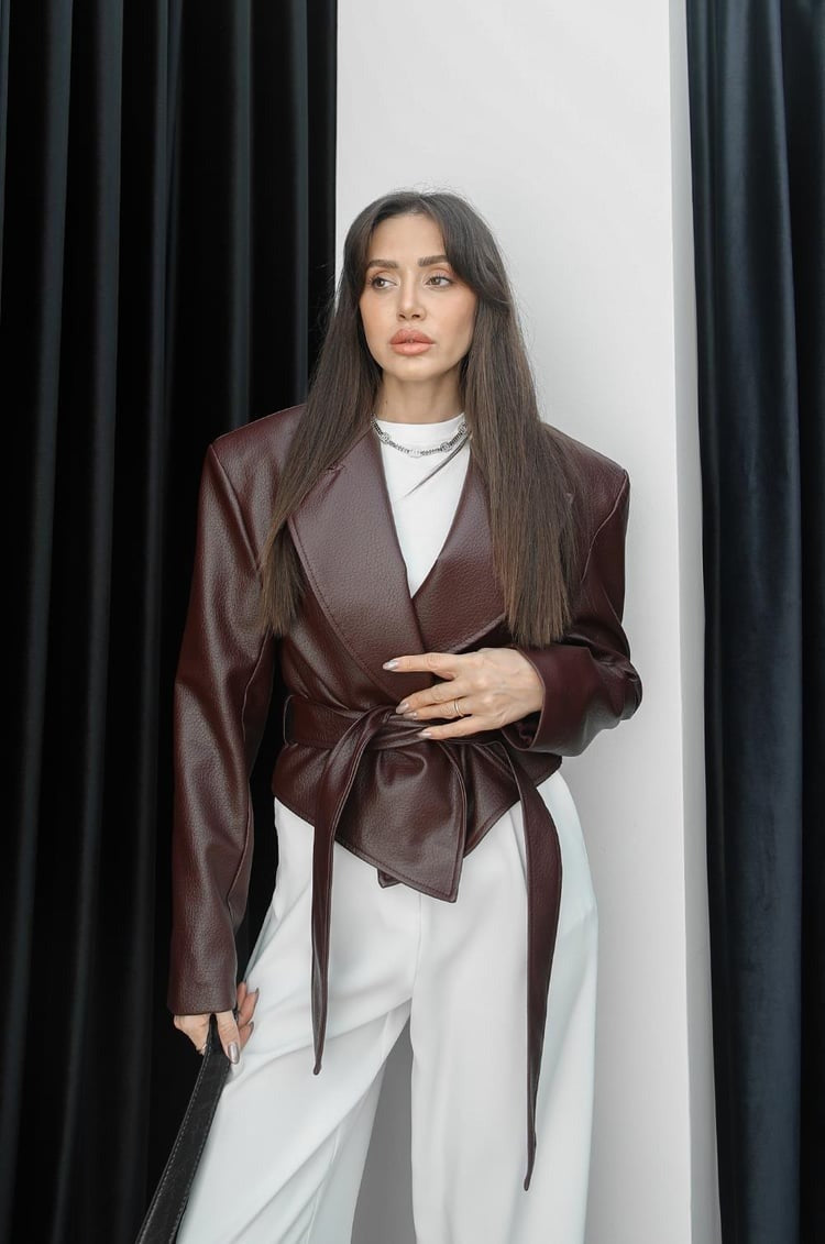 veste en cuir matelassée bordeaux à taille nouée