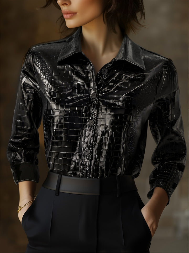 Chemise noire brillante à motif crocodile en relief