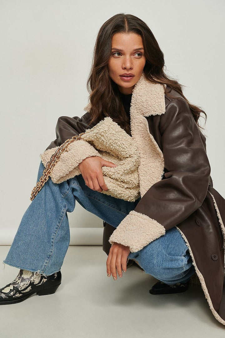Manteau en faux cuir à détail en peluche