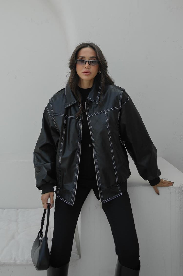 Veste en cuir à coutures apparentes et doublure détaillée