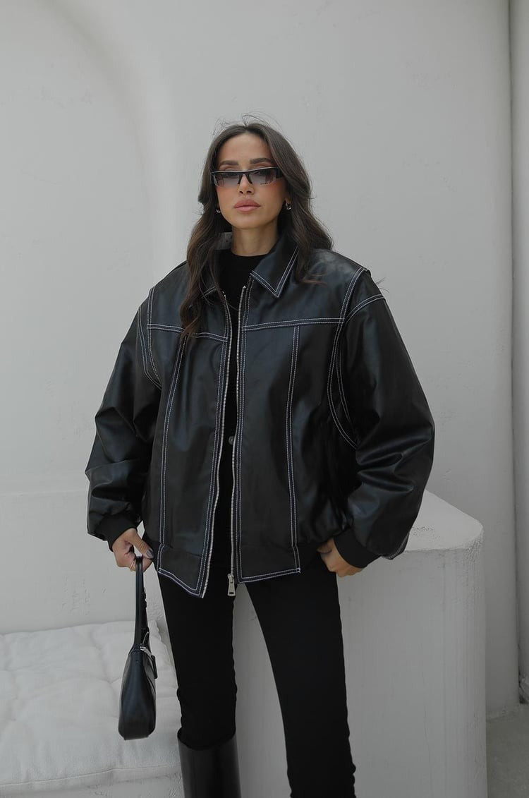 Veste en cuir à coutures apparentes et doublure détaillée