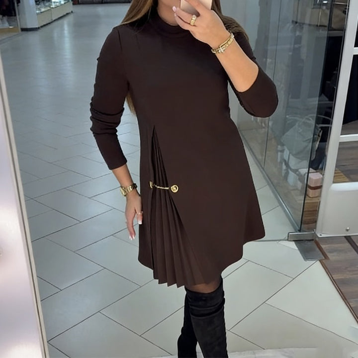 Robe trapèze sophistiquée avec détails plissés et chaîne en or