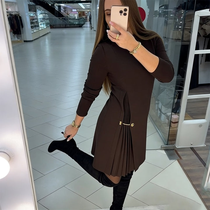 Robe trapèze sophistiquée avec détails plissés et chaîne en or