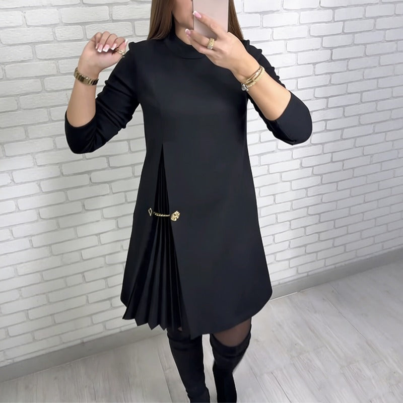 Robe trapèze sophistiquée avec détails plissés et chaîne en or