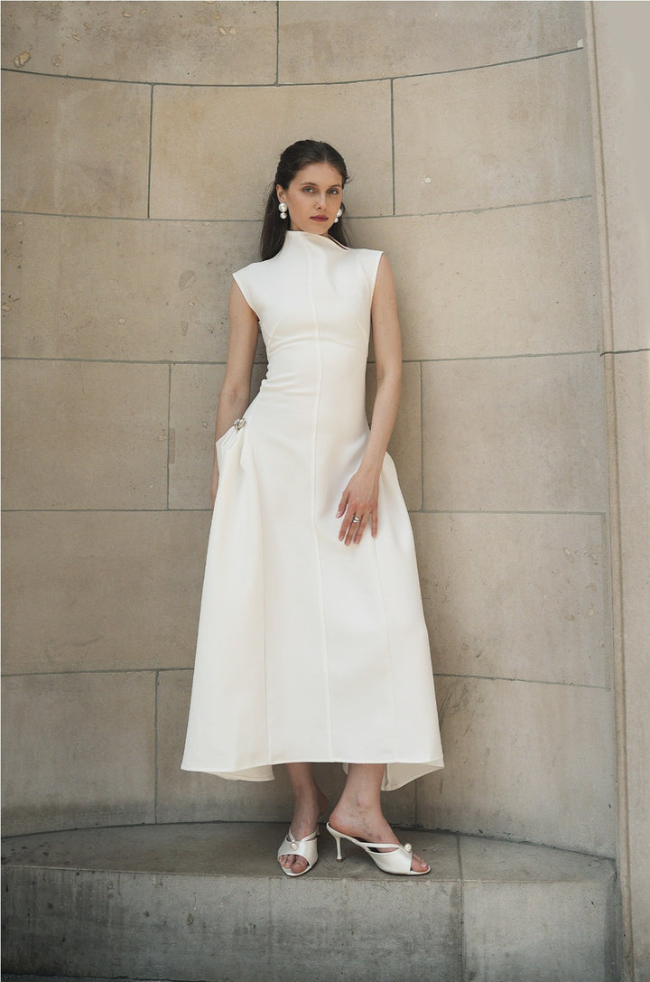 Robe longue sans manches chic et intemporelle