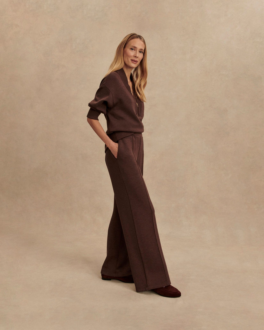Ensemble composé d'un sweat-shirt à col zippé et d'un pantalon ample