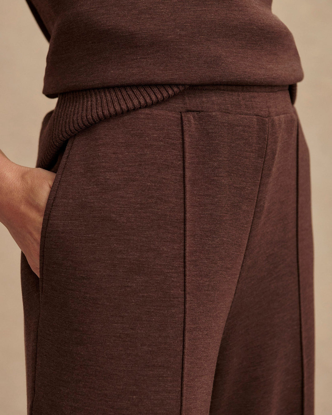 Ensemble composé d'un sweat-shirt à col zippé et d'un pantalon ample