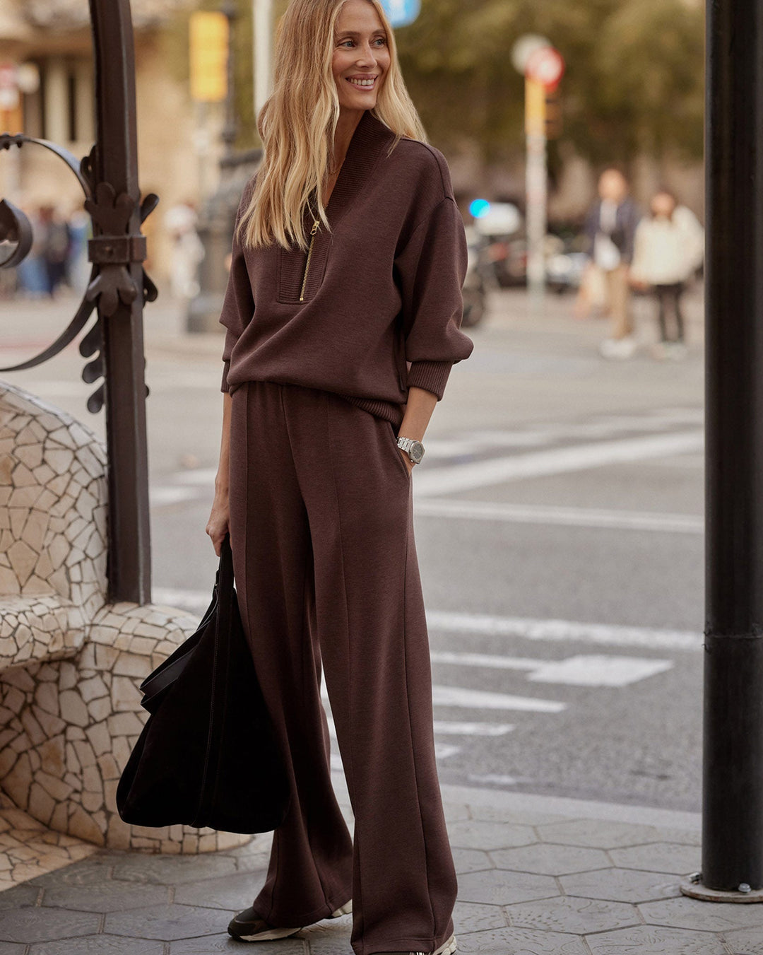 Ensemble composé d'un sweat-shirt à col zippé et d'un pantalon ample
