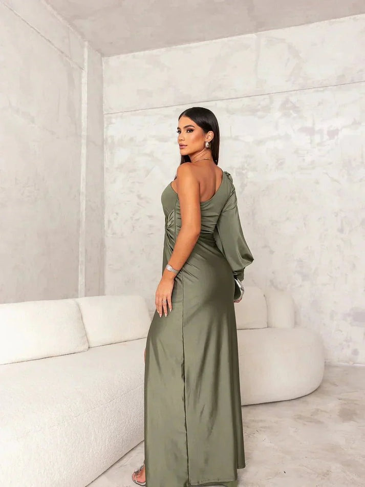 Robe élégante fendue en soie